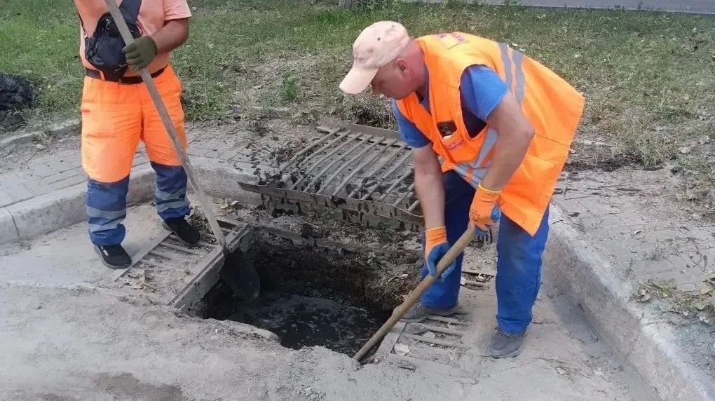 Специалисты «Уютного города» продолжают приводить улицы в порядок Специалисты «Уютного города» продолжают приводить улицы в порядок