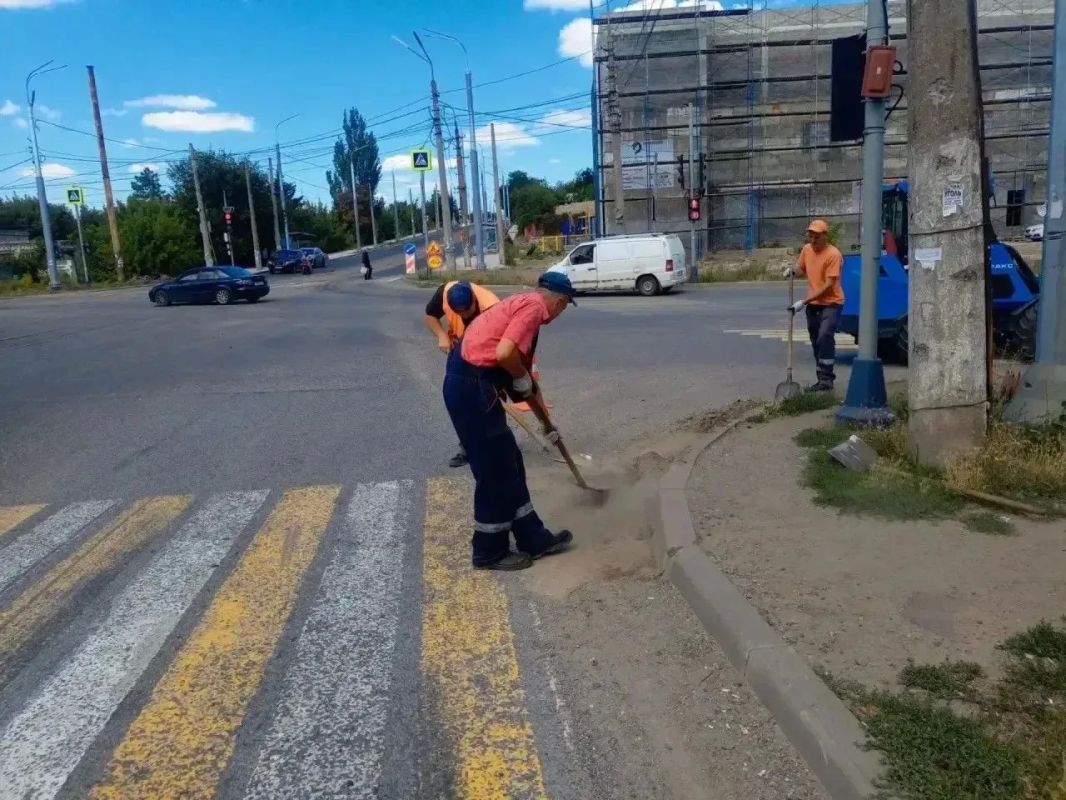 Специалисты «Уютного города» продолжают приводить улицы в порядок Специалисты «Уютного города» продолжают приводить улицы в порядок