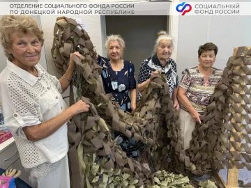 Забота и тепло из тыла: активисты центра общения старшего поколения в Мариуполе готовят помощь для бойцов СВО