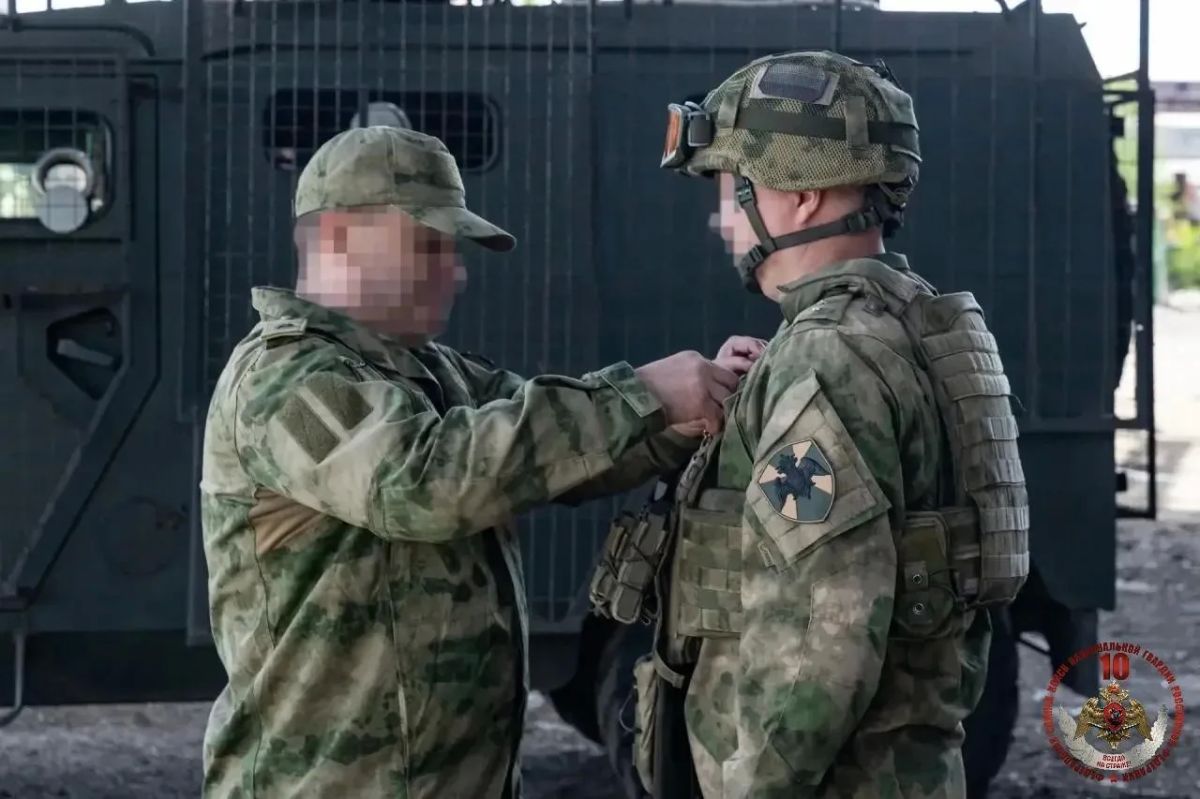 В ДНР командующий группировкой Росгвардии вручил награды участникам СВО В ДНР командующий группировкой Росгвардии вручил награды участникам СВО
