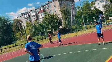 Игра у сетки. В рамках Всероссийской акции, приуроченной к празднованию Дня физкультурника мы собрались не просто поиграть в волейбол, а по-настоящему объединиться