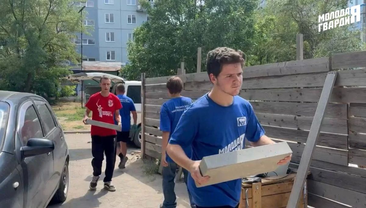 Команда «Молодой Гвардии» по обращению жительницы Мариуполя Ларисы Анатольевны оказала помощь в благоустройстве придомовой территории Левобережного района Команда «Молодой Гвардии» по обращению жительницы Мариуполя Ларисы Анатольевны оказала помощь в благоустройстве придомовой территории Левобережного района