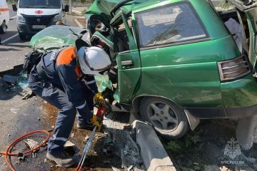 В Мариуполе сотрудники МЧС России работали на месте ДТП