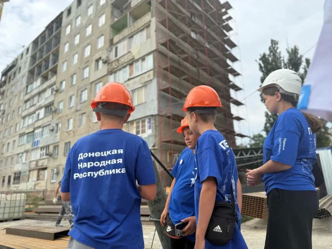 Мариупольские активисты Движения Первых побывали на стройке Мариупольские активисты Движения Первых побывали на стройке