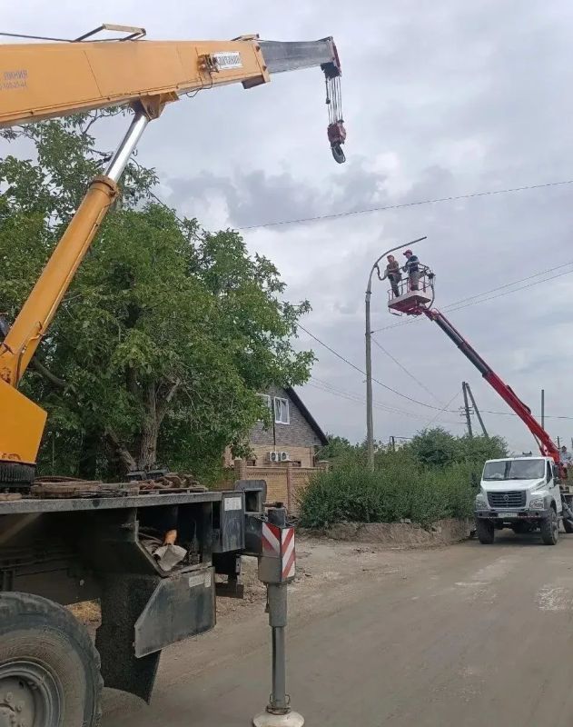 Коммунальщики продолжают активное благоустройство улиц и парков Коммунальщики продолжают активное благоустройство улиц и парков