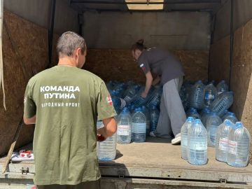 Антон Кольцов: В Мариуполь привезли ещё 2 тонны питьевой воды для маломобильных и одиноких пожилых горожан