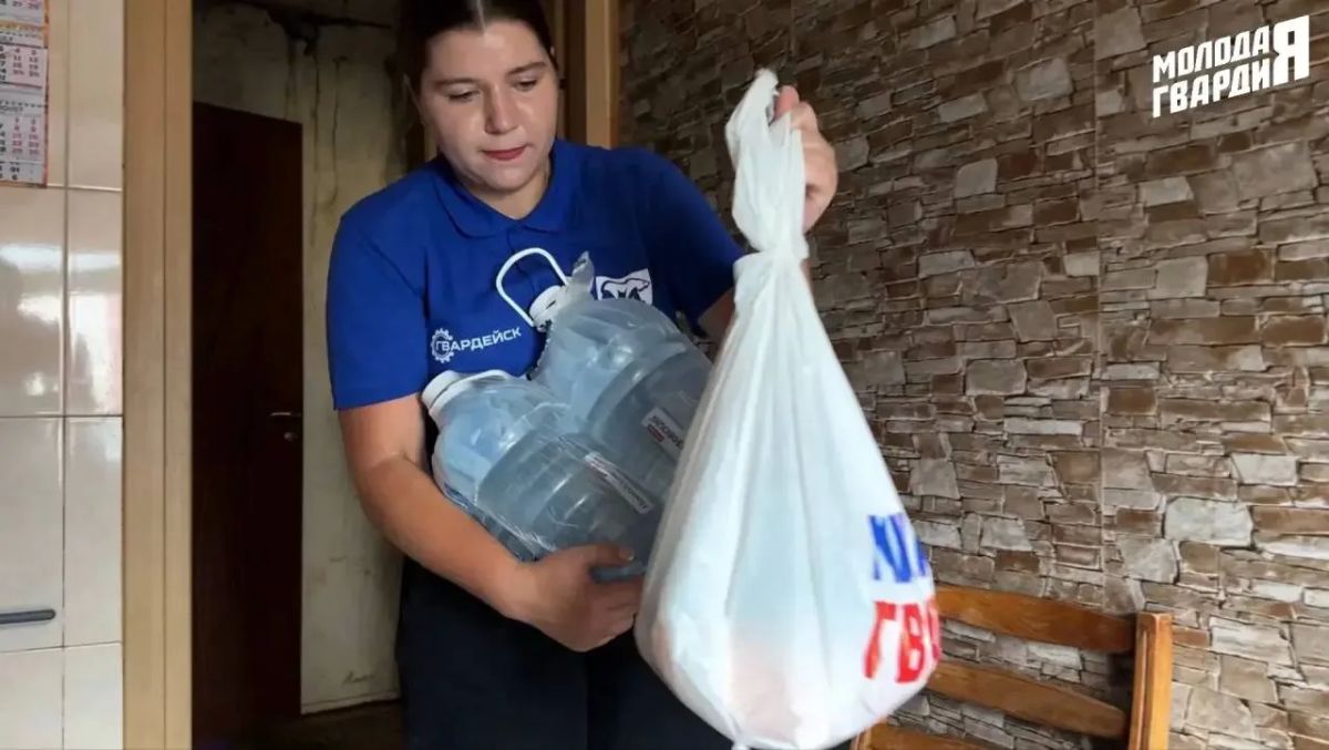 Активисты «Молодой Гвардии» совместно с заместителем управы Ильичёвского внутригородского района Мариной Малервейн оказали адресную помощь нуждающимся жителям Мариуполя, которые обратились за поддержкой Активисты «Молодой Гвардии» совместно с заместителем управы Ильичёвского внутригородского района Мариной Малервейн оказали адресную помощь нуждающимся жителям Мариуполя, которые обратились за поддержкой