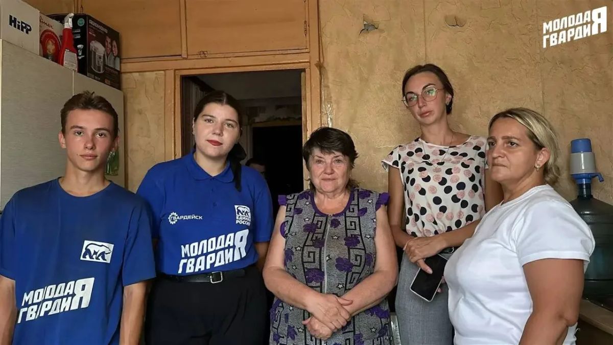 Активисты «Молодой Гвардии» совместно с заместителем управы Ильичёвского внутригородского района Мариной Малервейн оказали адресную помощь нуждающимся жителям Мариуполя, которые обратились за поддержкой Активисты «Молодой Гвардии» совместно с заместителем управы Ильичёвского внутригородского района Мариной Малервейн оказали адресную помощь нуждающимся жителям Мариуполя, которые обратились за поддержкой