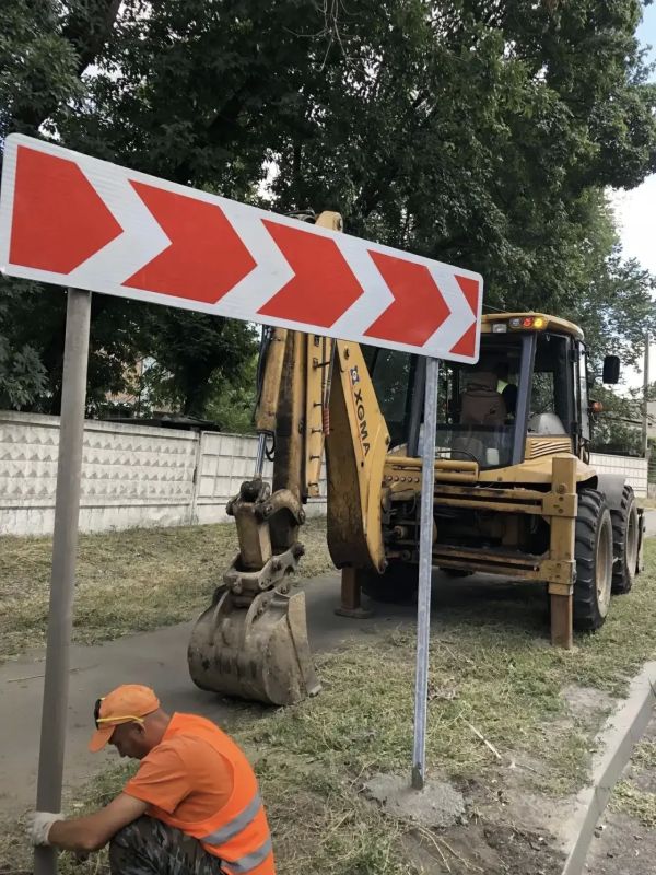#СОДЕРЖАНИЕ_СВОД за сутки. Продолжаем обновлять объекты дорожной инфраструктуры – установили новые автопавильоны на автодороге /Донецк - Макеевка - Торез - до границы Луганской Народной Республики/ - Золотарёвка -... #СОДЕРЖАНИЕ_СВОД за сутки. Продолжаем обновлять объекты дорожной инфраструктуры – установили новые автопавильоны на автодороге /Донецк - Макеевка - Торез - до границы Луганской Народной Республики/ - Золотарёвка -...