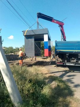 #СОДЕРЖАНИЕ_СВОД за сутки. Продолжаем обновлять объекты дорожной инфраструктуры – установили новые автопавильоны на автодороге /Донецк - Макеевка - Торез - до границы Луганской Народной Республики/ - Золотарёвка -...