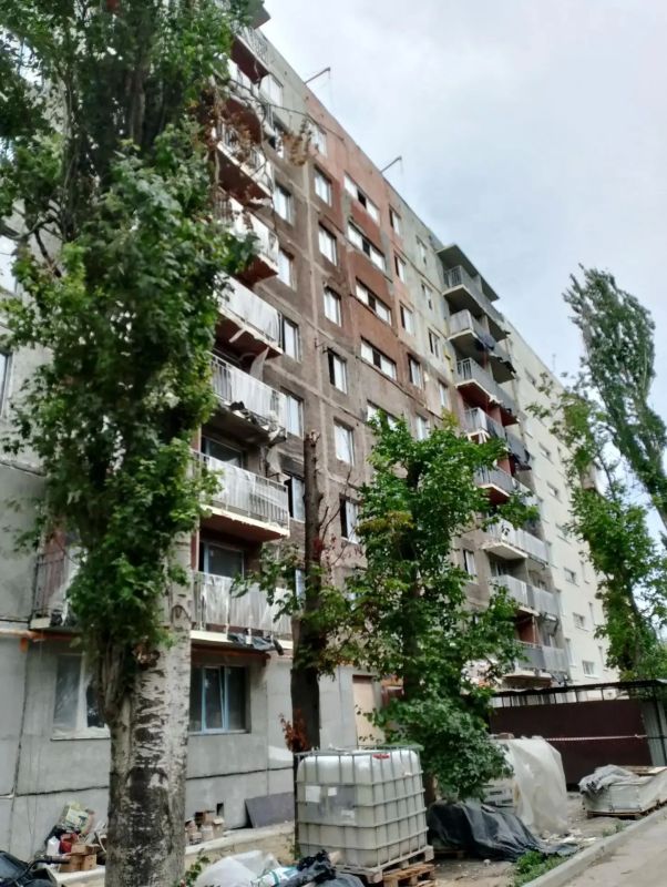 При участии ФАУ «РосКапСтрой» ведется восстановление многоквартирного дома на улице 50 лет СССР в г. Мариуполе При участии ФАУ «РосКапСтрой» ведется восстановление многоквартирного дома на улице 50 лет СССР в г. Мариуполе