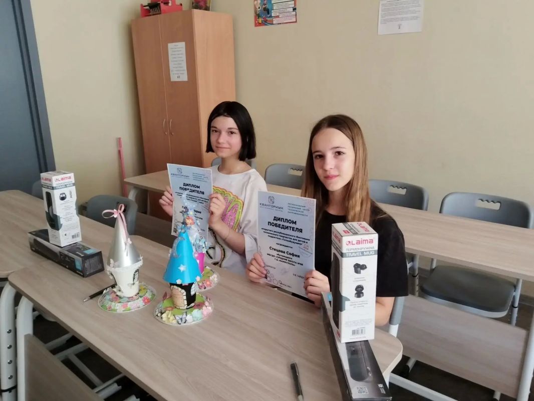 Ученицы нашей школы Годжек Мария и Стецова София стали победителями открытого республиканского конкурса "Проектный прорыв:начальное техническое моделирование"