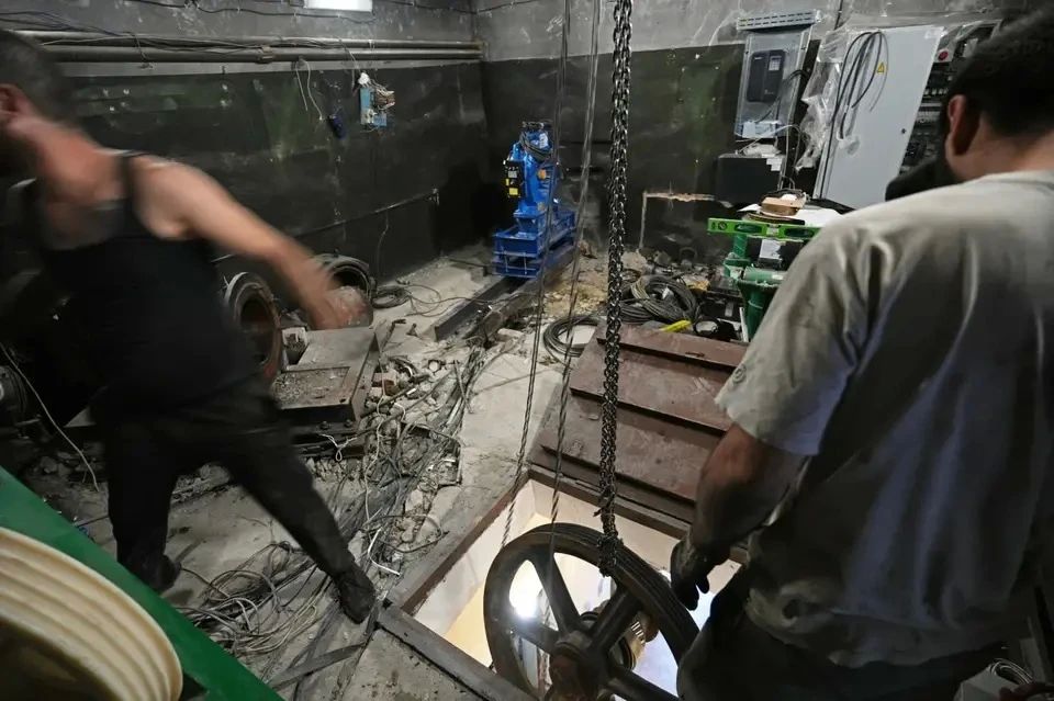 В Мариуполе ведется масштабная замена лифтового хозяйства В Мариуполе ведется масштабная замена лифтового хозяйства