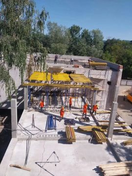 Строители из Петербурга продолжают ремонт Дворца культуры «Металлургов»