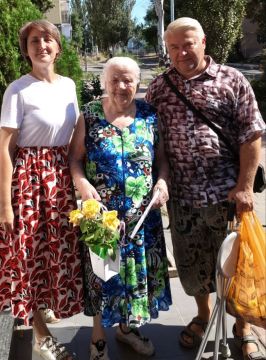 Сотрудники Управы Приморского внутригородского района поздравили нашу дорогую жительницу, ветерана Великой Отечественной войны, Тиктинскую Елизавету Александровну с замечательным юбилеем — 98-летием!