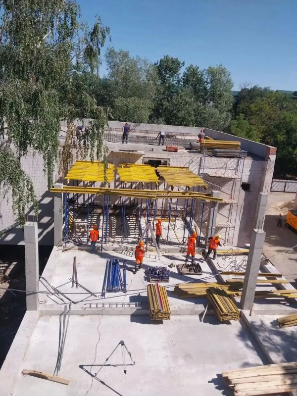 Строители из Петербурга продолжают ремонт Дворца культуры «Металлургов»