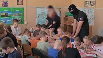 Ко Дню Государственного флага Российской Федерации сотрудники Главного управления Росгвардии по Донецкой Народной Республике организовали праздничную акцию для воспитанников детского социального центра