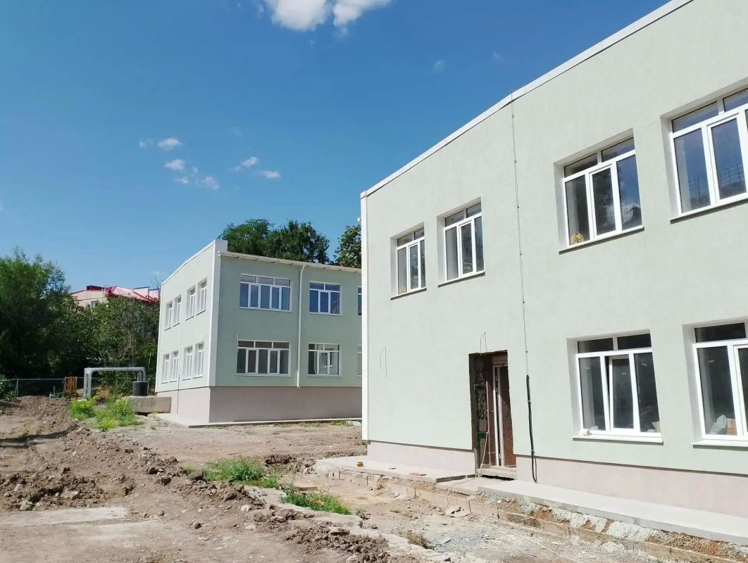 В Мариуполе продолжаются работы по восстановлению здания соцзащиты на проспекте Строителей В Мариуполе продолжаются работы по восстановлению здания соцзащиты на проспекте Строителей