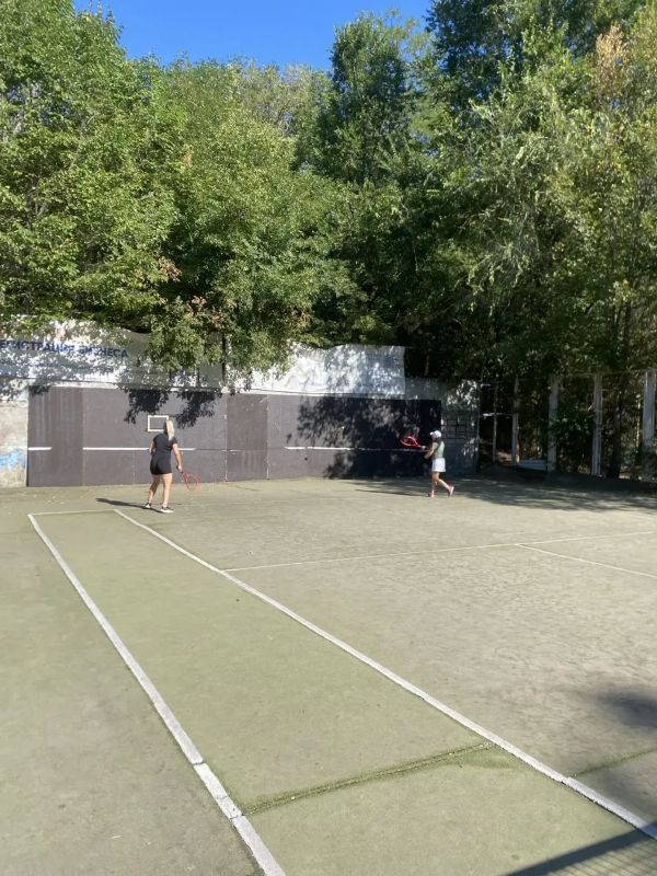 Для мариупольцев провели открытую тренировку по теннису Для мариупольцев провели открытую тренировку по теннису
