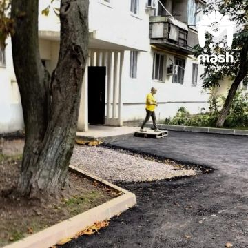 Видите кусок без асфальта у падика в Мариуполе? Это творение местных дорожников, которые не стали заморачиваться и уложили покрытие вокруг припаркованной машины