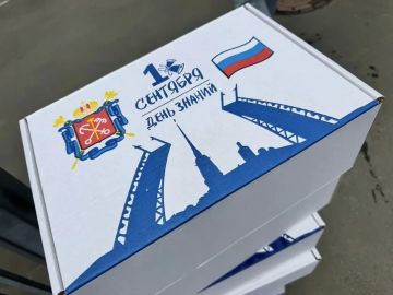 Петербург передал канцелярские наборы школам Мариуполя