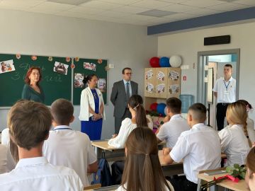 В ГБОУ «СШ № 59 г.о. Мариуполь» царила особая торжественная атмосфера: школьный двор, украшенный осенними цветами и шарами, наполнился звонкими детскими голосами, волнением первоклассников и гордостью их родителей