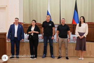 Константин Кузьмин: Дорогие друзья!. 1 сентября — особенный и очень волнительный праздник, особенно для тех, кто впервые переступит порог школы