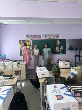 В День знаний Елена Пантелеевна Голяка, исполняющая обязанности руководителя Управы Приморского внутригородского района, посетила ГБОУ «СШ № 26 г.о. Мариуполь»