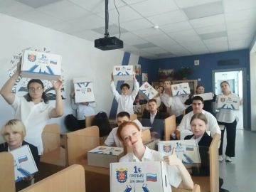 Благодаря нашим друзьям из города Санкт-Петербурга все обучающиеся ГБОУ "СШ № 59 г.о Мариуполь" получили замечательные канцелярские наборы от города-побратима