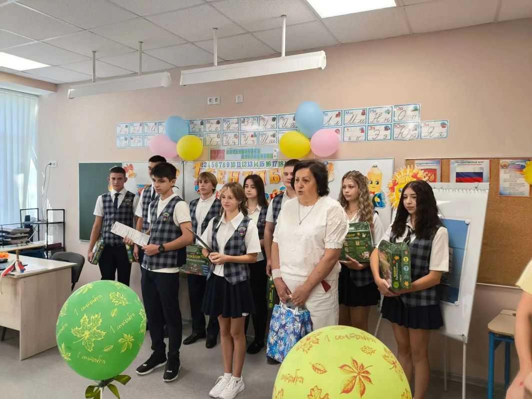 В ГБОУ СШ № 46 города Мариуполя прошла торжественная линейка, посвящённая Дню знаний В ГБОУ СШ № 46 города Мариуполя прошла торжественная линейка, посвящённая Дню знаний