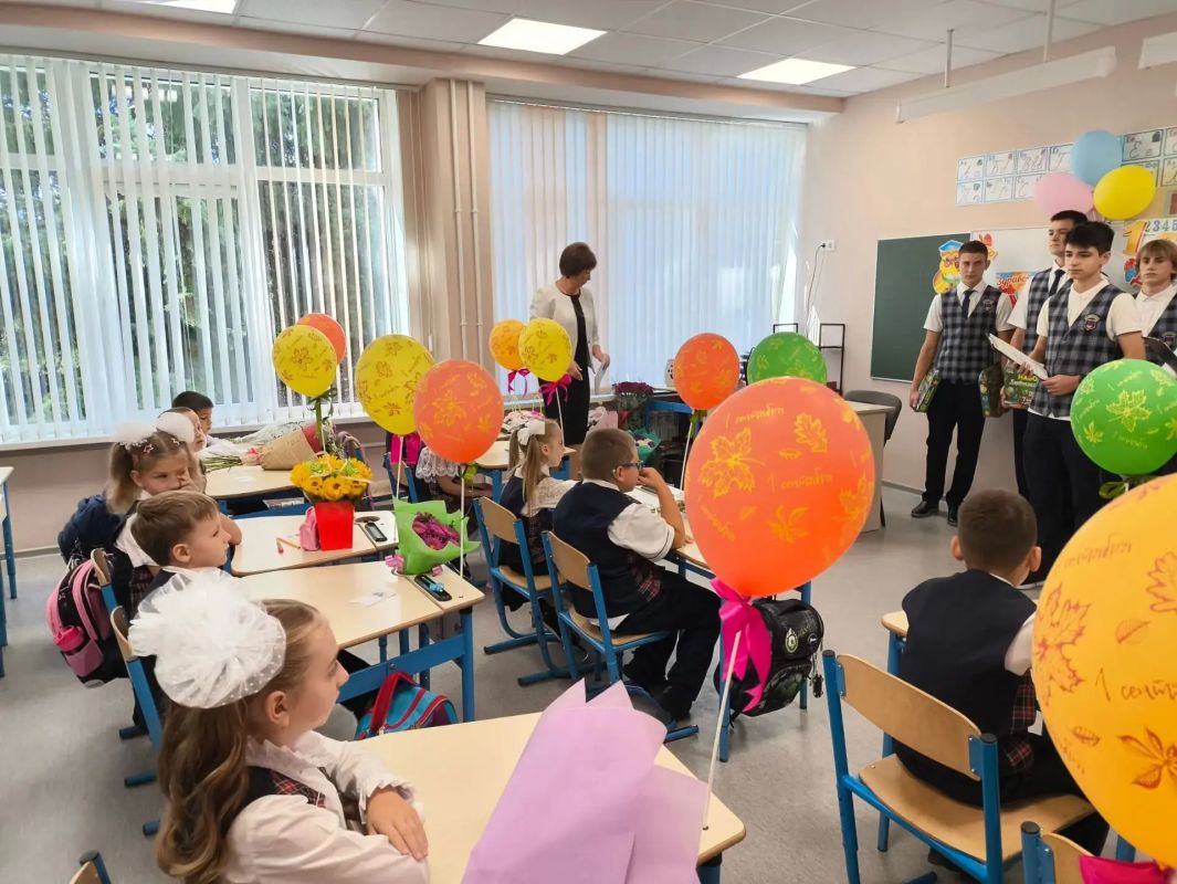 В ГБОУ СШ № 46 города Мариуполя прошла торжественная линейка, посвящённая Дню знаний В ГБОУ СШ № 46 города Мариуполя прошла торжественная линейка, посвящённая Дню знаний