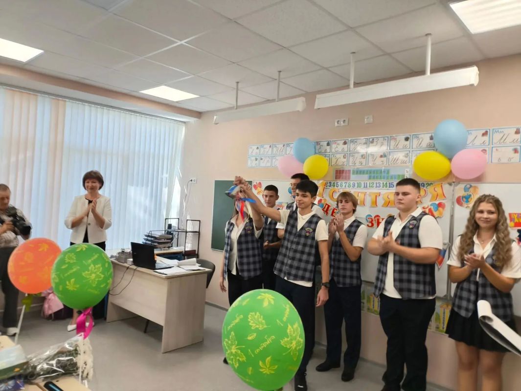 В ГБОУ СШ № 46 города Мариуполя прошла торжественная линейка, посвящённая Дню знаний В ГБОУ СШ № 46 города Мариуполя прошла торжественная линейка, посвящённая Дню знаний