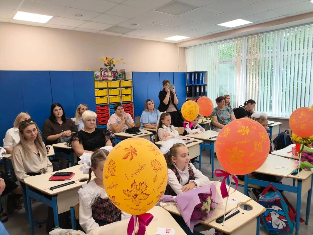 В ГБОУ СШ № 46 города Мариуполя прошла торжественная линейка, посвящённая Дню знаний В ГБОУ СШ № 46 города Мариуполя прошла торжественная линейка, посвящённая Дню знаний