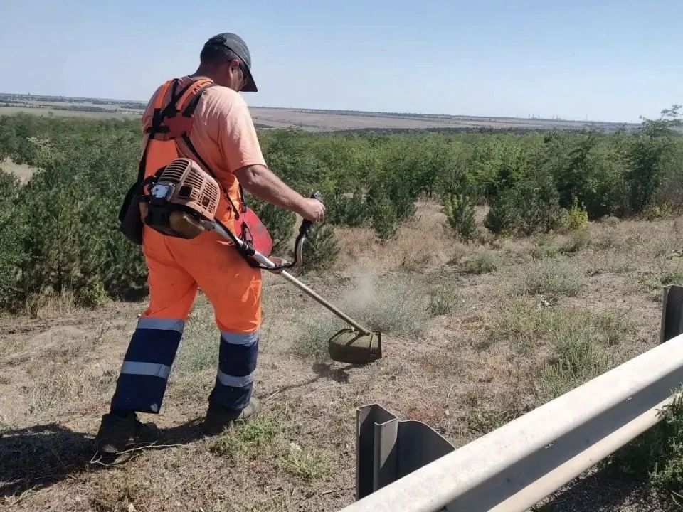 #СОДЕРЖАНИЕ_СВОД за сутки. Продолжаем обновлять объекты дорожной инфраструктуры - на участке дороги Зугрэс – Иловайск установили новый автопавильон Также для обеспечения безопасности дорожного движения а рамках содержания... #СОДЕРЖАНИЕ_СВОД за сутки. Продолжаем обновлять объекты дорожной инфраструктуры - на участке дороги Зугрэс – Иловайск установили новый автопавильон Также для обеспечения безопасности дорожного движения а рамках содержания...