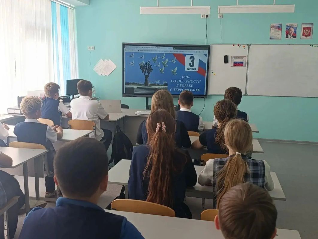 3 сентября в образовательных организациях городского округа Мариуполь прошли памятные мероприятия, приуроченные ко Дню солидарности в борьбе с терроризмом 3 сентября в образовательных организациях городского округа Мариуполь прошли памятные мероприятия, приуроченные ко Дню солидарности в борьбе с терроризмом