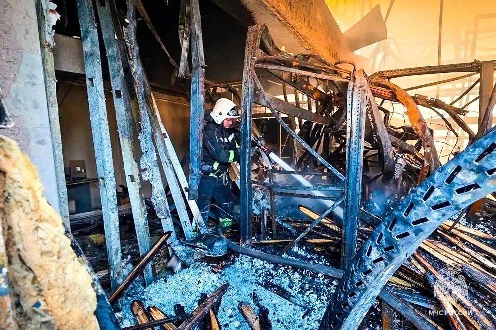 Сотрудники МЧС ликвидировали открытое горение в одном из торговых центров Жовтневого района Мариуполя в результате удара БПЛА Сотрудники МЧС ликвидировали открытое горение в одном из торговых центров Жовтневого района Мариуполя в результате удара БПЛА
