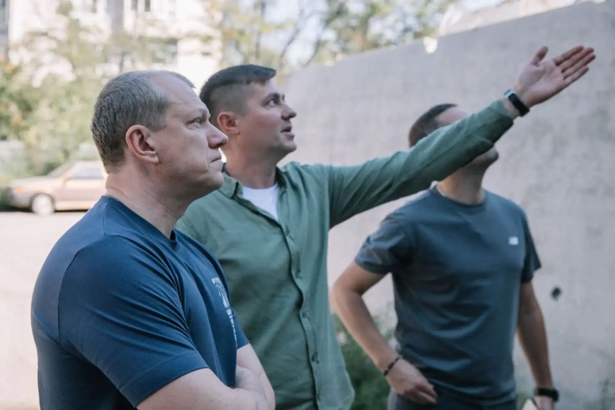 Антон Кольцов: На левобережье осмотрел ход ремонтно-восстановительных работ в многоэтажках, которые пострадали в ходе боевых действий Антон Кольцов: На левобережье осмотрел ход ремонтно-восстановительных работ в многоэтажках, которые пострадали в ходе боевых действий