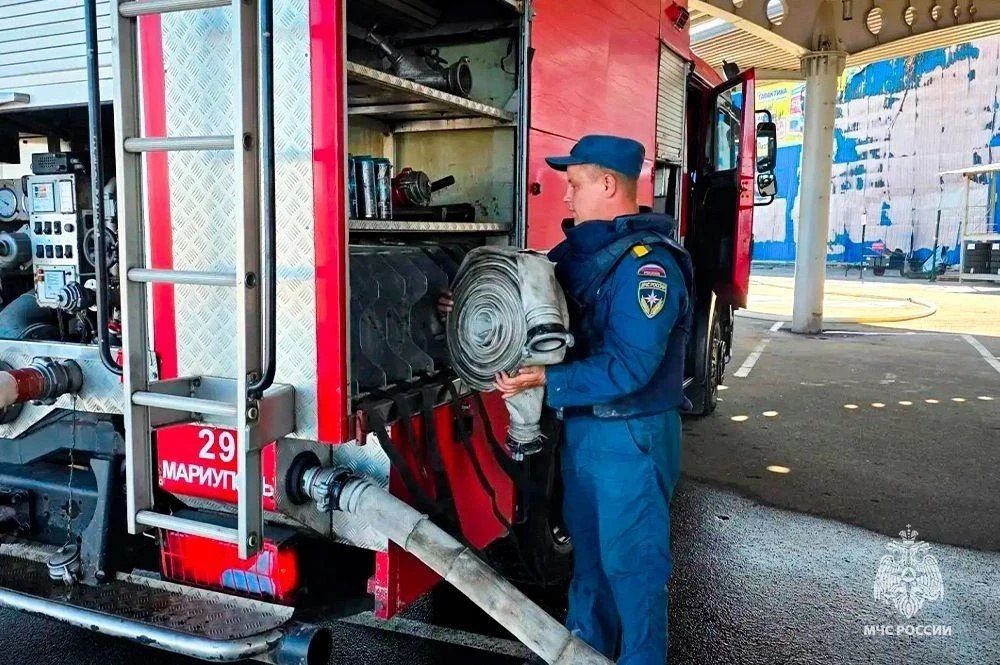 Сотрудники МЧС ликвидировали открытое горение в одном из торговых центров Жовтневого района Мариуполя в результате удара БПЛА Сотрудники МЧС ликвидировали открытое горение в одном из торговых центров Жовтневого района Мариуполя в результате удара БПЛА