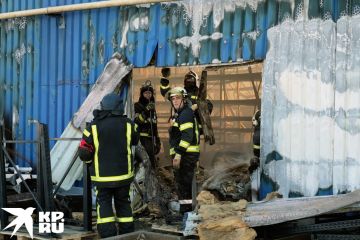 В Мариуполе потушили крупный пожар в торговом центре после удара БПЛА ВСУ