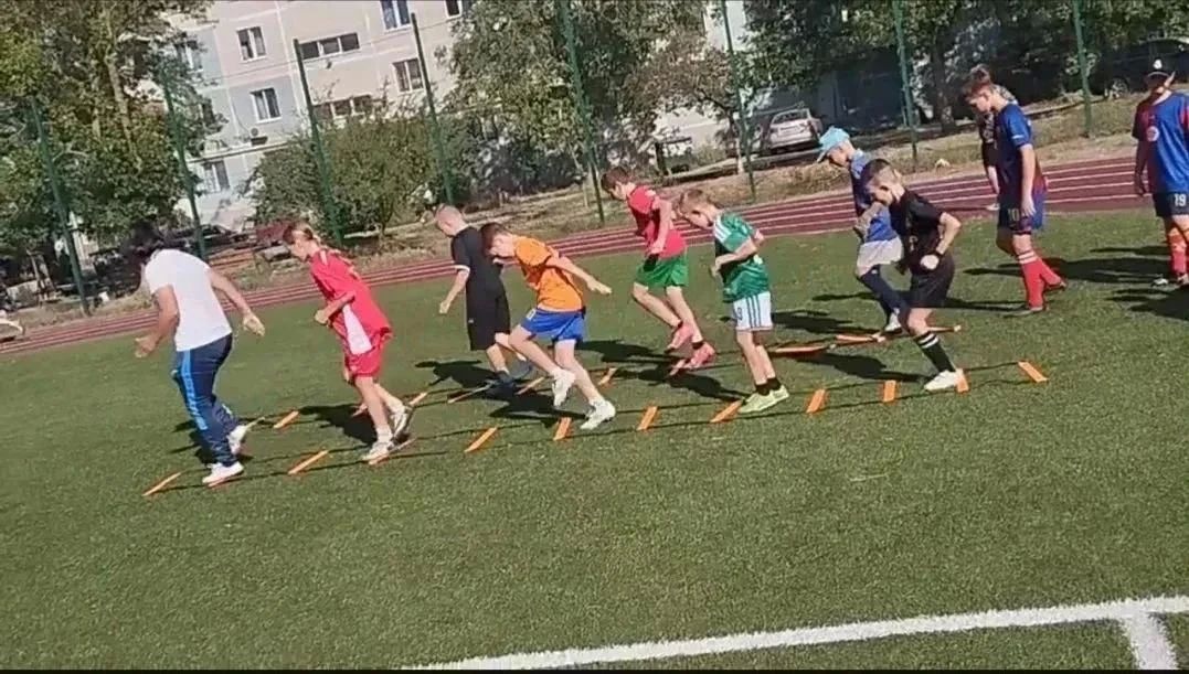 Для юных мариупольцев провели открытую тренировку по футболу Для юных мариупольцев провели открытую тренировку по футболу