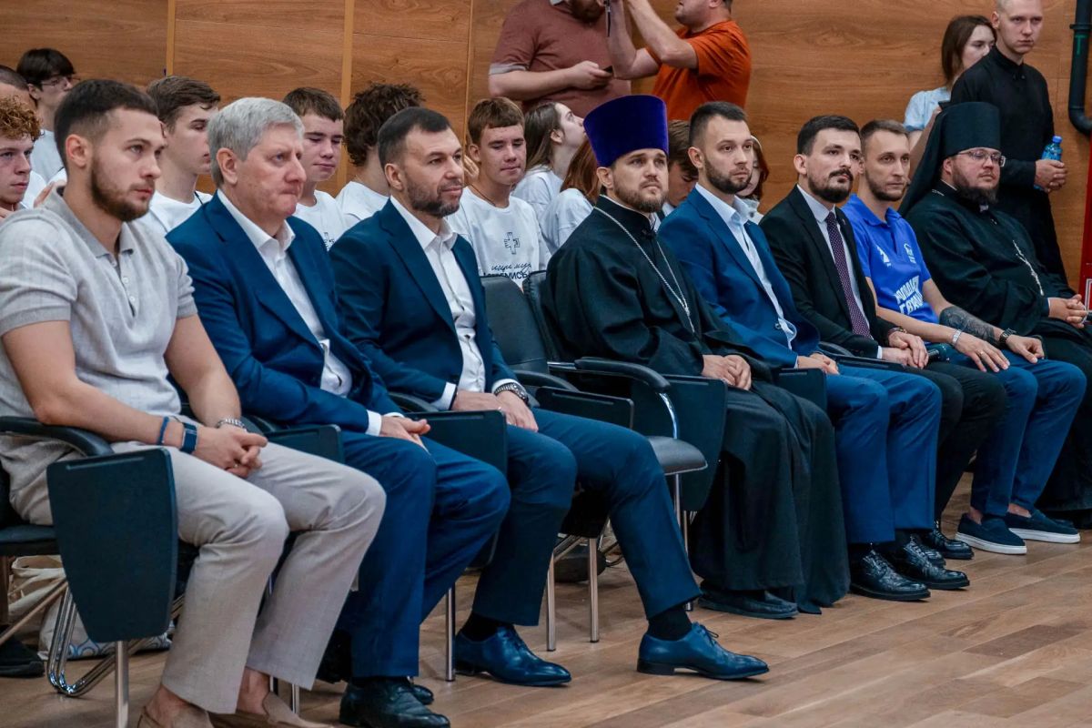 В Донецке впервые прошёл православный молодёжный форум, который объединил 200 молодых людей В Донецке впервые прошёл православный молодёжный форум, который объединил 200 молодых людей