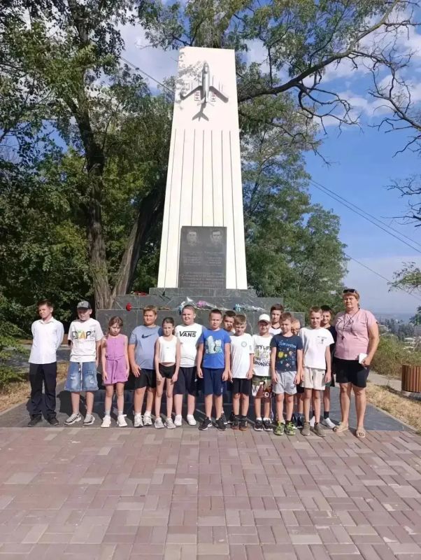 Воспитанники спортшколы «Фаворит» почтили память освободителей Донбасса Воспитанники спортшколы «Фаворит» почтили память освободителей Донбасса