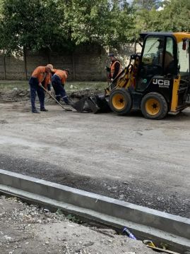 Мариупольские коммунальщики продолжают благоустраивать общественные пространства