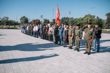 Антон Кольцов: В День 83-й годовщины освобождения Мариуполя от немецко-фашистских захватчиков возложили цветы к монументу «Мариуполь – город воинской славы»