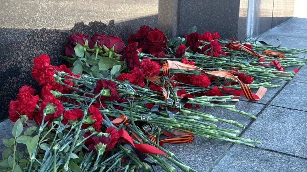 В День освобождения Мариуполя активисты Молодой Гвардии возложили цветы к стеле «Мариуполь — Город воинской славы», почтили память советских воинов-освободителей, а также жителей и защитников города, погибших в годы Великой... В День освобождения Мариуполя активисты Молодой Гвардии возложили цветы к стеле «Мариуполь — Город воинской славы», почтили память советских воинов-освободителей, а также жителей и защитников города, погибших в годы Великой...