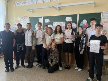 Сегодня в 8 классе прошёл увлекательный квиз, посвящённый Дню языков народов России!