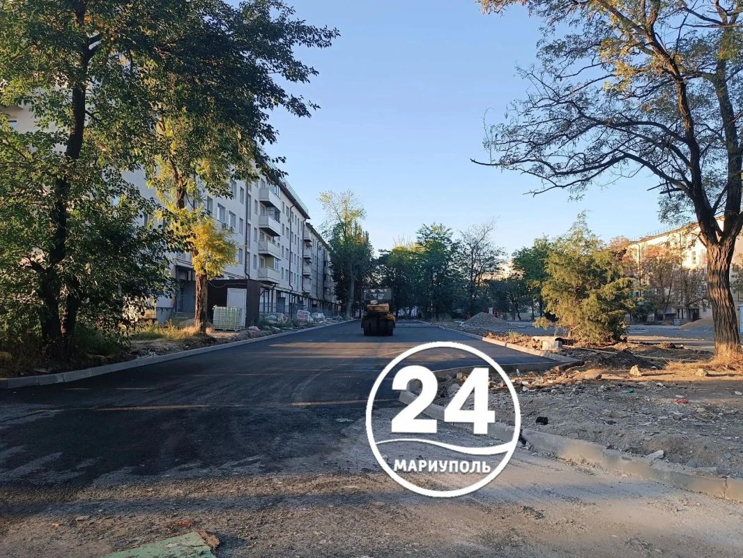 Во дворах на 16-м микрорайоне в Мариуполе обустраивают детские площадки и укладывают асфальт Во дворах на 16-м микрорайоне в Мариуполе обустраивают детские площадки и укладывают асфальт