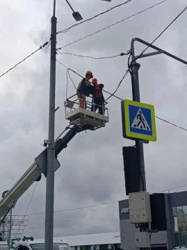 Мариупольские коммунальщики продолжают благоустройство общественных пространств