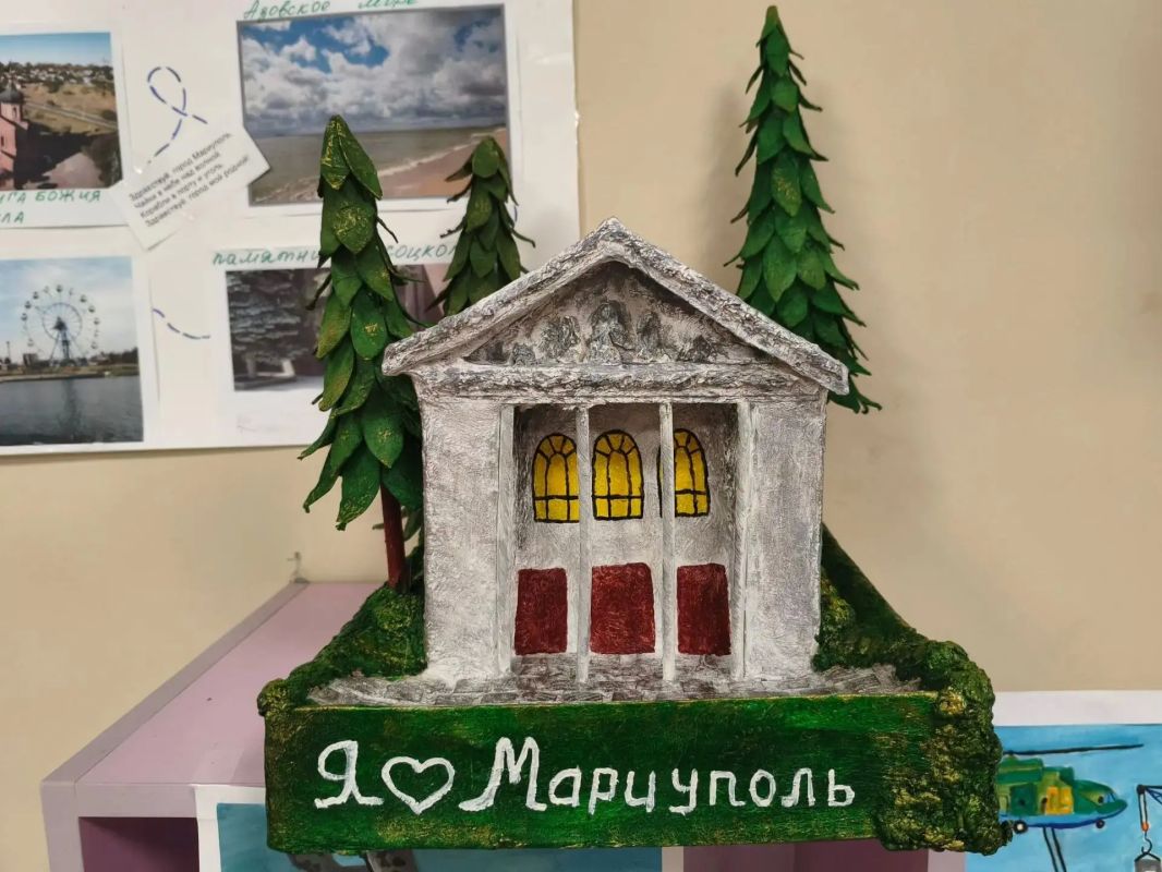 В честь Дня города Мариуполя в нашей школе проходит выставка творческих работ "Город сердцу дорогой" В честь Дня города Мариуполя в нашей школе проходит выставка творческих работ "Город сердцу дорогой"