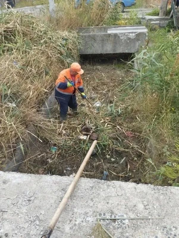 Коммунальщики «Уютного города» продолжают плановые работы по благоустройству Коммунальщики «Уютного города» продолжают плановые работы по благоустройству